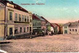 Humpolec, Dolní (Palackého) náměstí, vlevo hotel U bílého beránka (později Orlík a Jirmásek)